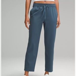 Lululemon Tapered leg mid-rise 7/8 pant